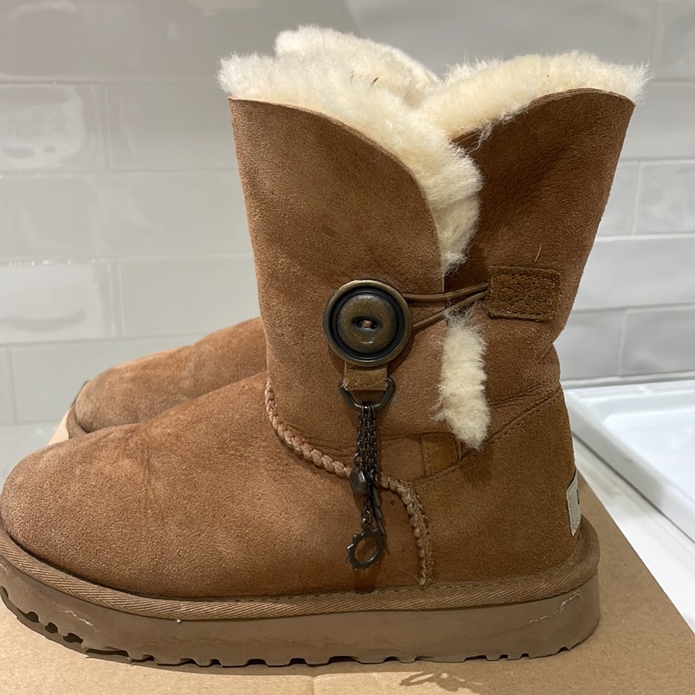 Ladies UGG boot with Azalea charm